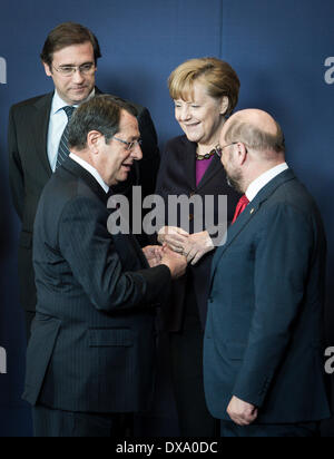 Bruxelles, Belgique. Mar 20, 2014. (L-R) Le Premier ministre portugais Pedro Passos Coelho, le président chypriote Nicos Anastasiades, chancelier fédéral allemand, Angela Merkel, et Martin Schulz, le président du Parlement européen lors d'une photo de famille au début du printemps la tête d'Etat lors du Sommet européen au Conseil de l'Union européenne siège à Bruxelles, Belgique Le 20.03.2014 Crédit : afp photo alliance/Alamy Live News Banque D'Images