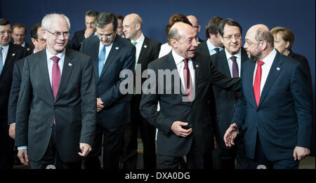 Bruxelles, Belgique. Mar 20, 2014. Ras Fisrt (L-R), Herman Van Rompuy, le président du Conseil européen, Président de la Roumanie Traian Basescu et Martin Schulz, le président du Parlement européen une héad leadeang thé os membres de l'UE lors d'une photo de famille au début du printemps la tête d'Etat lors du Sommet européen au Conseil de l'Union européenne siège à Bruxelles, Belgique Le 20.03.2014 Crédit : afp photo alliance/Alamy Live News Banque D'Images