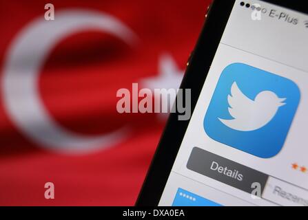 Kaufbeuren, Allemagne. Mar 21, 2014. ILLUSTRATION - UN twitter logo sur un écran d'iPhone est vu en face du drapeau turc à Kaufbeuren, Allemagne, 21 mars 2014. Photo : Karl-Josef Opim/dpa/Alamy Live News Banque D'Images