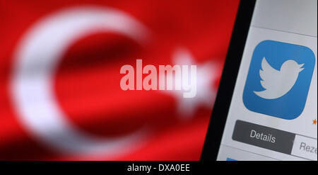 Kaufbeuren, Allemagne. Mar 21, 2014. ILLUSTRATION - UN twitter logo sur un écran d'iPhone est vu en face du drapeau turc à Kaufbeuren, Allemagne, 21 mars 2014. Photo : Karl-Josef Opim/dpa/Alamy Live News Banque D'Images