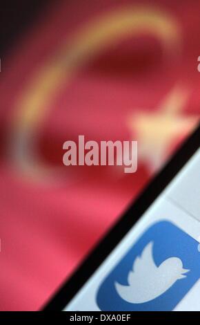 Kaufbeuren, Allemagne. Mar 21, 2014. ILLUSTRATION - UN twitter logo sur un écran d'iPhone est vu en face du drapeau turc à Kaufbeuren, Allemagne, 21 mars 2014. Photo : Karl-Josef Opim/dpa/Alamy Live News Banque D'Images