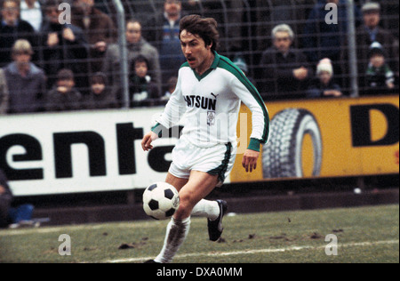 Football, Bundesliga, 1981/1982, le stade am Boekelberg, Borussia Moenchengladbach contre Borussia Dortmund 0:1, scène du match, Wolfram Wuttke (MG) en possession de la balle Banque D'Images