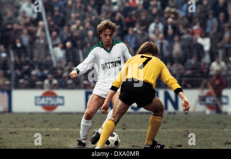 Football, Bundesliga, 1981/1982, le stade am Boekelberg, Borussia Moenchengladbach contre Borussia Dortmund 0:1, scène du match, Manfred Bergfeld (MG) en possession de la balle Banque D'Images