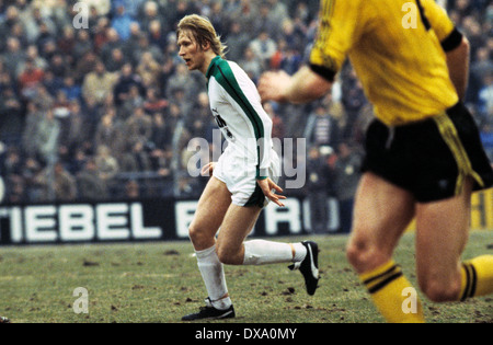 Football, Bundesliga, 1981/1982, le stade am Boekelberg, Borussia Moenchengladbach contre Borussia Dortmund 0:1, scène du match, Uwe Rahn (MG) Banque D'Images