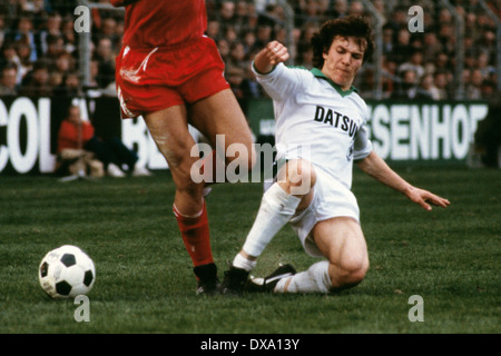 Football, Bundesliga, 1981/1982, le stade am Boekelberg, Borussia Moenchengladbach contre Hambourg SV 1:3, scène du match, s'attaquer par Lothar programme Matthaeus (MG) Banque D'Images