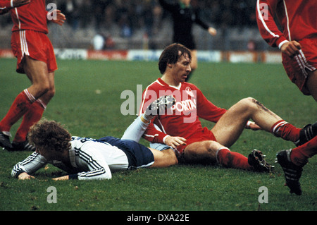 Football, Bundesliga, 1982/1983, stade de la Ruhr, Bochum contre 1. FC Kaiserslautern 1:1, scène du match, Wolfgang Wolf (FCK) échoué Banque D'Images