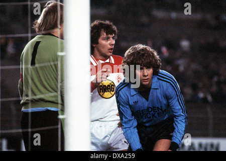 Football, Bundesliga, 1982/1983, stade du Rhin, Fortuna Düsseldorf contre Arminia Bielefeld 2:0, scène du match, f.l.t.r. keeper Wolfgang Kleff (Fortuna) n°1, Josef Weikl (Fortuna), Pasi Rautiainen (Arminia) Banque D'Images