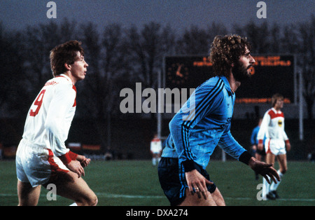 Football, Bundesliga, 1982/1983, stade du Rhin, Fortuna Düsseldorf contre Arminia Bielefeld 2:0, scène du match, Atli Edvaldsson (Fortuna) gauche et Dirk Hupe (Arminia) Banque D'Images