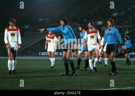 Football, Bundesliga, 1982/1983, stade du Rhin, Fortuna Düsseldorf contre Arminia Bielefeld 2:0, scène du match, f.l.t.r. Rudolf Bommer (Fortuna), Ruediger Wenzel (Fortuna), Wolfgang Pohl (Arminia), Karl-Heinz Geils (Arminia), Holger Fach (Fortuna), Banque D'Images