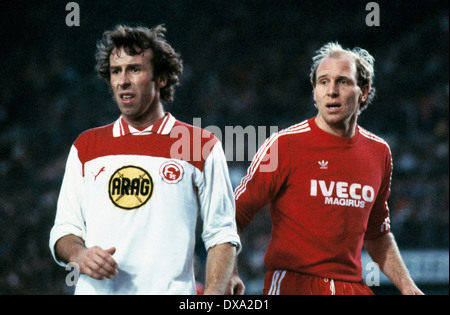 Football, Bundesliga, 1982/1983, stade du Rhin, Fortuna Düsseldorf contre FC Bayern Munich 3:5, scène du match, Amand Theis (Fortuna) gauche et Dieter Hoeness (FCB) Banque D'Images