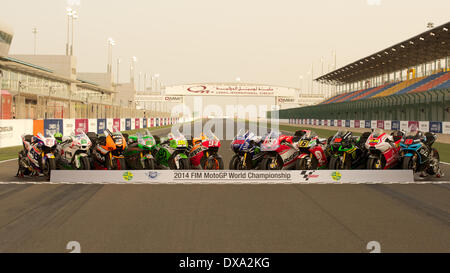 Le circuit de Losail, au Qatar. Le 20 mars 2014. La grille de départ complète de vélos MotoGP avant le début de la Championnat du Monde FIM MotoGP 2014 sont affichés sur le réseau électrique à Losail Circuit International de Losail au Qatar Crédit : Tom Morgan/Alamy Live News Banque D'Images