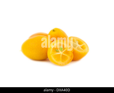 Kumquat orange isolé sur fond blanc. Banque D'Images