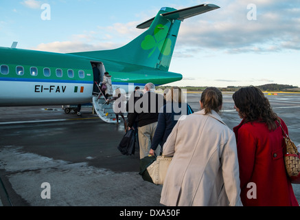Les gens l'embarquement d'avion avion avion aerlingus Banque D'Images