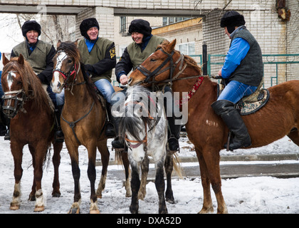 Kazakhstan Petropavlovsk,- 21 mars 2014 : célébration du nouvel an musulman. Cavaliers Banque D'Images