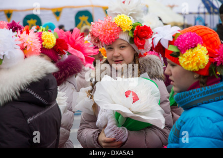 Kazakhstan Petropavlovsk,- 21 mars 2014 : célébration du nouvel an musulman. Les petites filles décorées de fleurs Banque D'Images