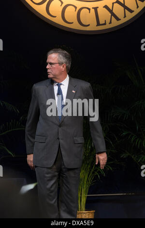 Winter Park, Floride, USA. Mar 20, 2014. Gov. Jeb Bush parle de groupe conservateur en Floride centrale. Visages de l'Amérique de Bush explique défis. Gouverneur de Floride 1999-2007, Bush s'interroge sur exécuter pour l'élection présidentielle aux Etats-Unis en 2016. Frère de George W. & fils de George H. W. Bush (présidents des USA) Jeb Bush est politique sang bleu. Il a co-écrit un livre sur l'immigration, son épouse est née à l'mexicains immigrant. La réforme de l'Immigration est chaud problème bouton pour les élections de 2016. M. Bush est choix le plus probable pour les républicains en vue de l'image du gouverneur du New Jersey pont entachée par le scandale. Credit : Mary Kent/Alamy Live New Banque D'Images