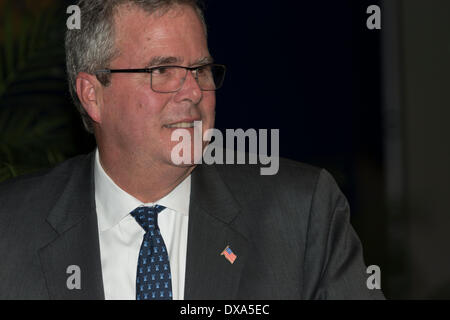 Winter Park, Floride, USA. Mar 20, 2014. Gov. Jeb Bush parle de groupe conservateur en Floride centrale. Visages de l'Amérique de Bush explique défis. Gouverneur de Floride 1999-2007, Bush s'interroge sur exécuter pour l'élection présidentielle aux Etats-Unis en 2016. Frère de George W. & fils de George H. W. Bush (présidents des USA) Jeb Bush est politique sang bleu. Il a co-écrit un livre sur l'immigration, son épouse est née à l'mexicains immigrant. La réforme de l'Immigration est chaud problème bouton pour les élections de 2016. M. Bush est choix le plus probable pour les républicains en vue de l'image du gouverneur du New Jersey pont entachée par le scandale. Credit : Mary Kent/Alamy Live New Banque D'Images