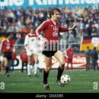 Football, Bundesliga, 1983/1984, Ulrich Haberland Stadium, Bayer 04 Leverkusen contre Fortuna Düsseldorf en 2:0, scène du match, Juergen Gelsdorf (Bayer) en possession de la balle Banque D'Images