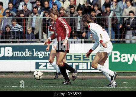 Football, Bundesliga, 1983/1984, Ulrich Haberland Stadium, Bayer 04 Leverkusen contre Fortuna Düsseldorf en 2:0, scène du match, Ulrich Bittorf (Bayer) en possession de la balle Banque D'Images