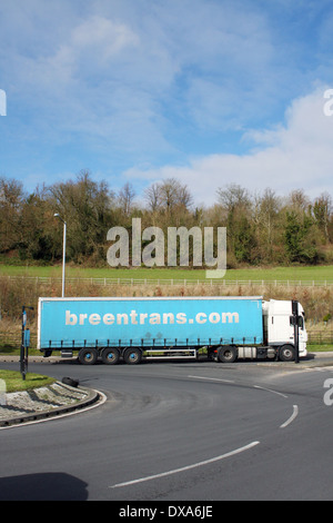 Camion Articulé une sortie d'un rond-point à Coulsdon, Surrey, Angleterre Banque D'Images