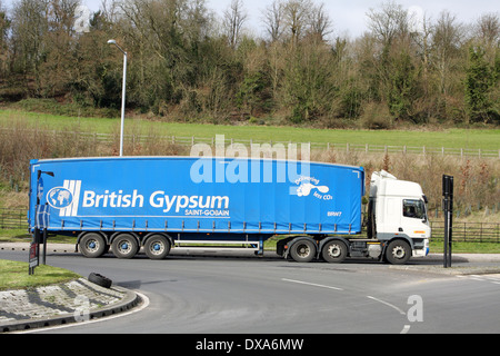 Camion Articulé une sortie d'un rond-point à Coulsdon, Surrey, Angleterre Banque D'Images