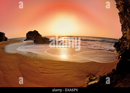 Le Portugal, l'Alentejo : coucher de soleil romantique à Rocky beach à Porto Covo Banque D'Images