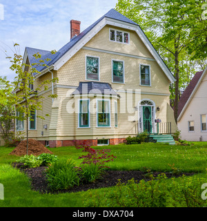 Belle maison d'héritage avec une belle cour avant vert au printemps. Banque D'Images