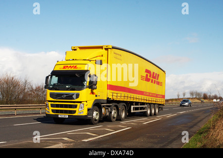 Un 'DHL' chariot qui se déplace le long de la route A46 dans le Leicestershire, Angleterre Banque D'Images