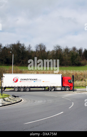 Camion Articulé une sortie d'un rond-point à Coulsdon, Surrey, Angleterre Banque D'Images