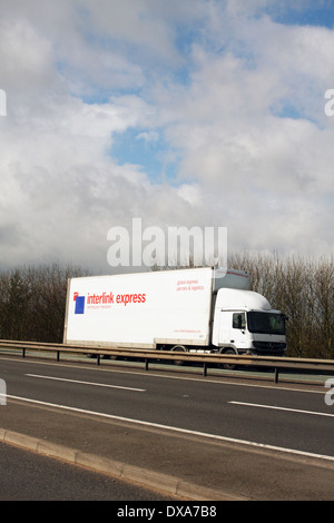 Interlink Express' 'un chariot qui se déplace le long de la route A46 dans le Leicestershire, Angleterre Banque D'Images