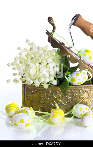 Décoration de Pâques avec des oeufs et de lis de la vallée des fleurs Banque D'Images