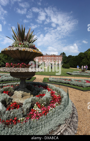 Vue de la façade sud de l'époque victorienne de Hughenden Manor House du jardin paysager, Buckinghamshire Banque D'Images