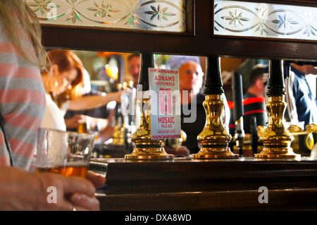 Intérieur d'un pub anglais, les voyageurs ami, ('l'Spivs'), Woodford Green, Essex, Angleterre montrant bar et pompes Banque D'Images