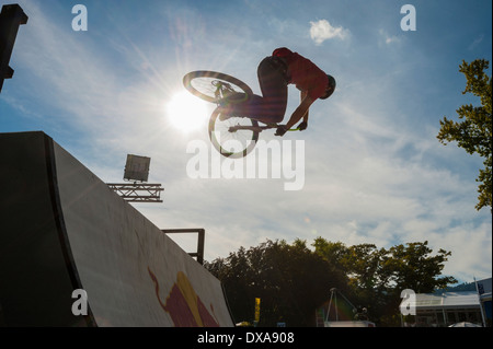 Freestyle mountainbike (VTT) professionnels Afficher sauts et de truc à la concurrence 2013 freestyle.ch à Zurich. Banque D'Images