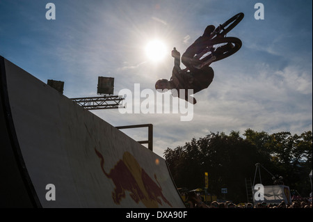 Freestyle mountainbike (VTT) professionnels Afficher sauts et de truc à la concurrence 2013 freestyle.ch à Zurich. Banque D'Images