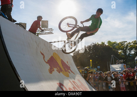 Freestyle mountainbike (VTT) professionnels Afficher sauts et de truc à la concurrence 2013 freestyle.ch à Zurich Banque D'Images