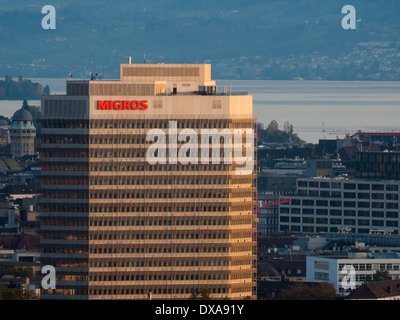 Des tours d'immeuble de bureaux de l'administration centrale des coopératives Migros à Zurich, Suisse. Banque D'Images