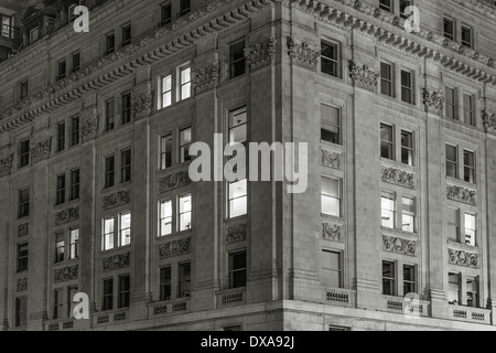 Bâtiment de bureau la nuit avec des lumières sur. Banque D'Images