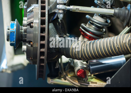 Close-up d'une voiture de course de la suspension de la roue avant et le disque de frein Banque D'Images