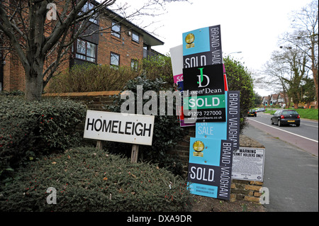 Agents immobiliers vendus à l'extérieur cartes bloc d'appartements dans la région de Brighton UK Banque D'Images