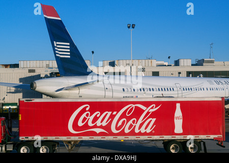 Coca Cola camion de livraison à l'aéroport, Philadelphia, Pennsylvania, USA Banque D'Images