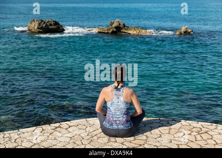 Les femmes faisant du yoga, Negril, Jamaïque. Banque D'Images