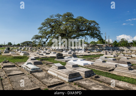 Cimetière dans la ville de Savanna La Mar, Jamaïque Banque D'Images