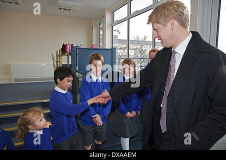 Orpington,UK,21 mars 2014,les enfants de l'école primaire de St Philomena serra la main de Jo Johnson MP après il dévoila un vitrail windo Crédit : Keith Larby/Alamy Live News Banque D'Images