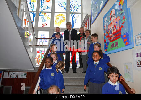 Orpington,UK,21 mars 2014,Jo Johnson MP ont coupé le ruban à St Philomena's Primary School pour célébrer l'inauguration du vitrail windo Crédit : Keith Larby/Alamy Live News Banque D'Images