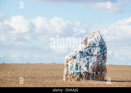 Il s'agit d'image d'un rocher couvert de graffitis le long de la Stuart Highway dans le sud de l'outback australien. Banque D'Images