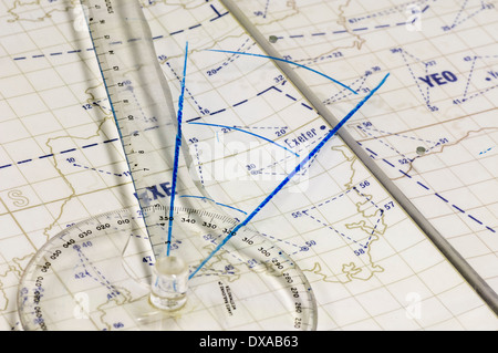 Règle de cartographie de navigation sur une carte de Cornwall dans le sud-ouest de l'Angleterre Banque D'Images