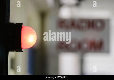 Voyant rouge allumé en dehors d'une salle de radio pour avertir que les transmissions sont en cours Banque D'Images