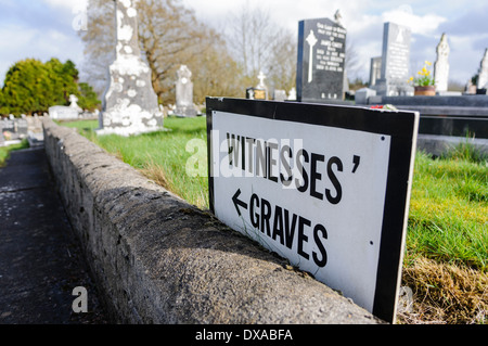 Inscrivez-vous diriger les pèlerins à la témoins graves à Knock Shrine Banque D'Images