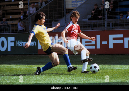 Football, Bundesliga, 1983/1984, le stade Fährkrug Berg, Kickers Offenbach contre l'Eintracht Brunswick 1:2, scène du match, Michael Geiger (à gauche) et de l'Eintracht Joachim Eichhorn (Kickers) Banque D'Images